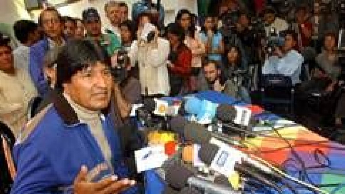 Morales se dirige a los periodistas en la casa del Movimiento Socialista