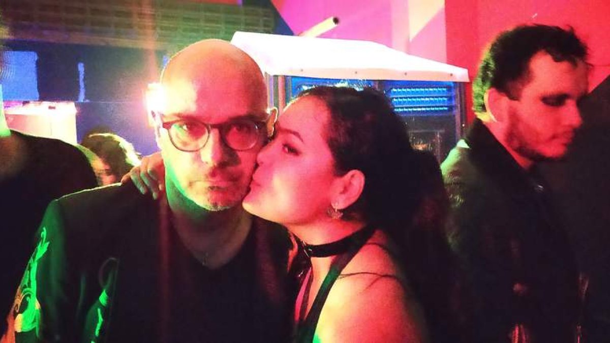 Hernán Migoya en una fiesta rave en Lima con su novia, Artemiza