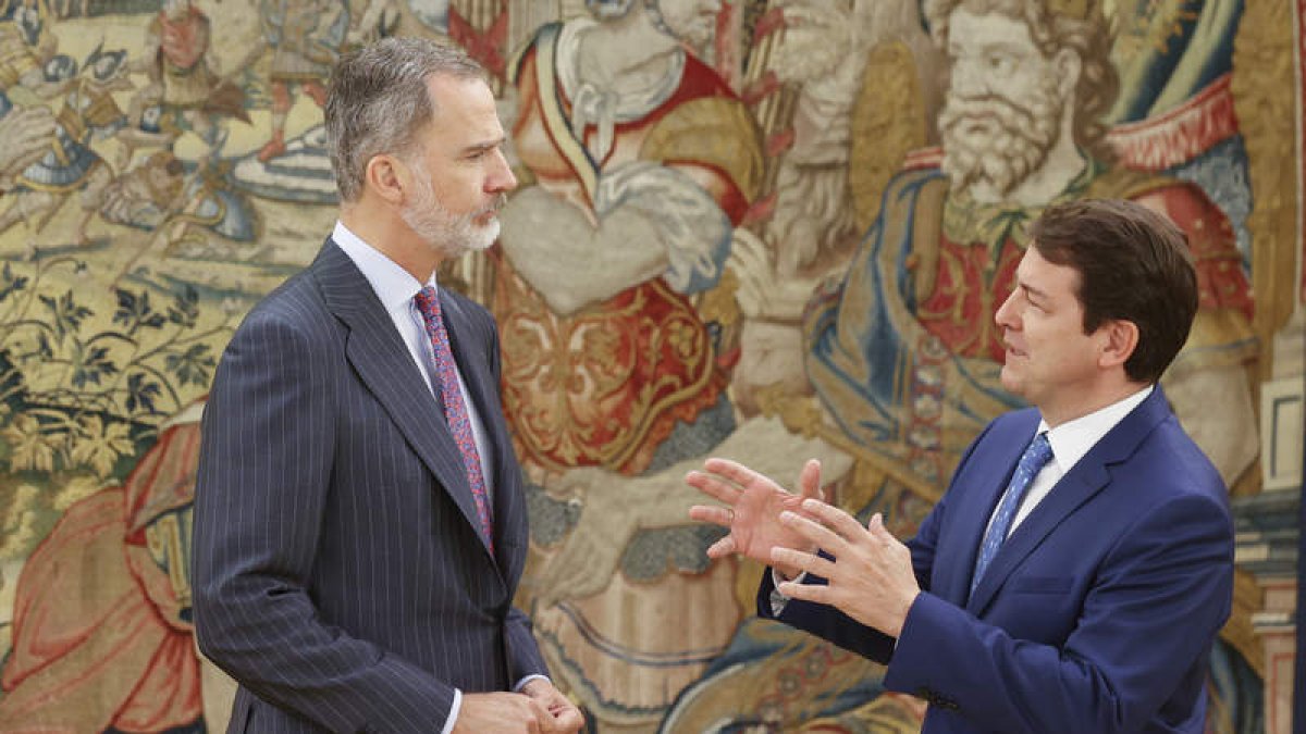 Felipe VI y Mañueco ayer, durante la audiencia del rey al presidente de la Junta en el Palacio de la Zarzuela. JAVIER LIZÓN