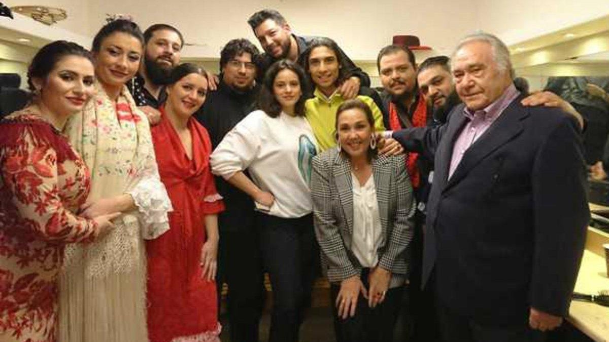 Rosalía, centro, posa con los propietarios del Tablao Flamenco y con los artistas de la actuación del pasado miércoles.