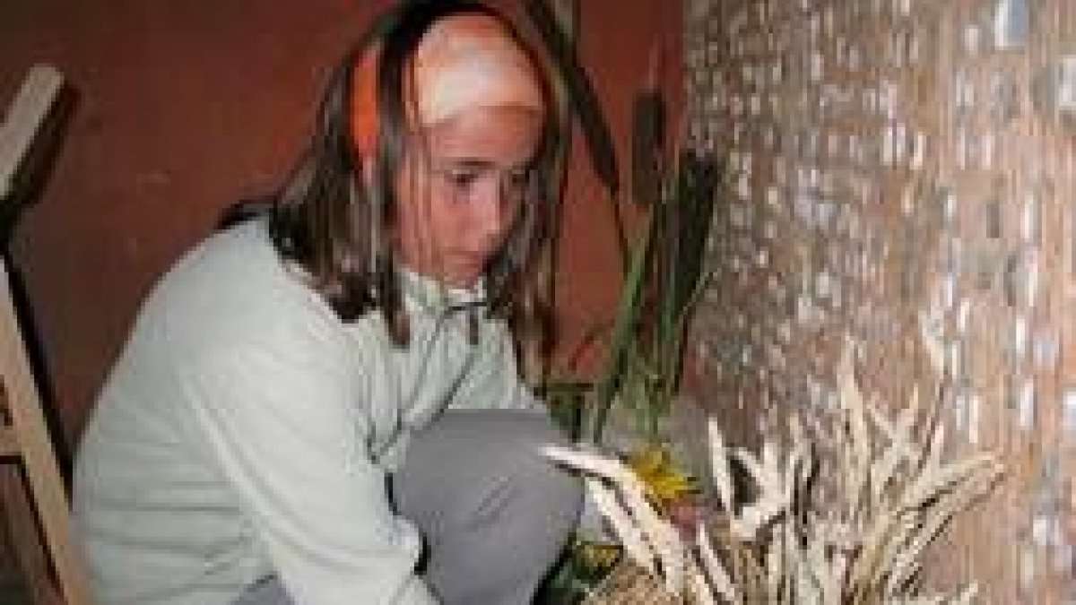 Yaiza Quintana Cuadrado arregla las flores en la capilla del albergue de Bercianos del Camino Real