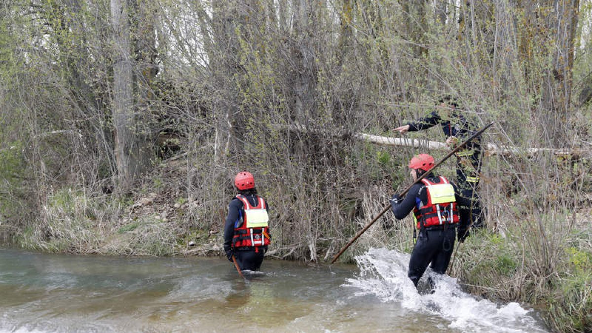 Dos de los bomberos que participaron en la búsqueda del hombre en el río. MARCIANO PÉREZ