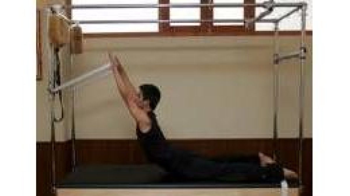 Horacio Arias realiza ejercicios de Pilates en una foto de archivo
