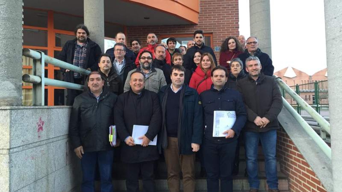 Reunión de cargos del PSOE, ayer en Cacabelos. DL
