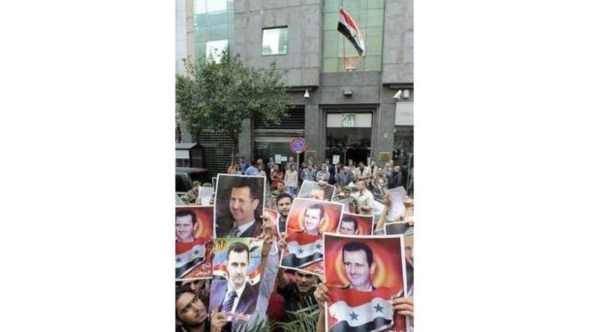 Ciudadanos sirios protestan para apoyar a Bashar Assad.
