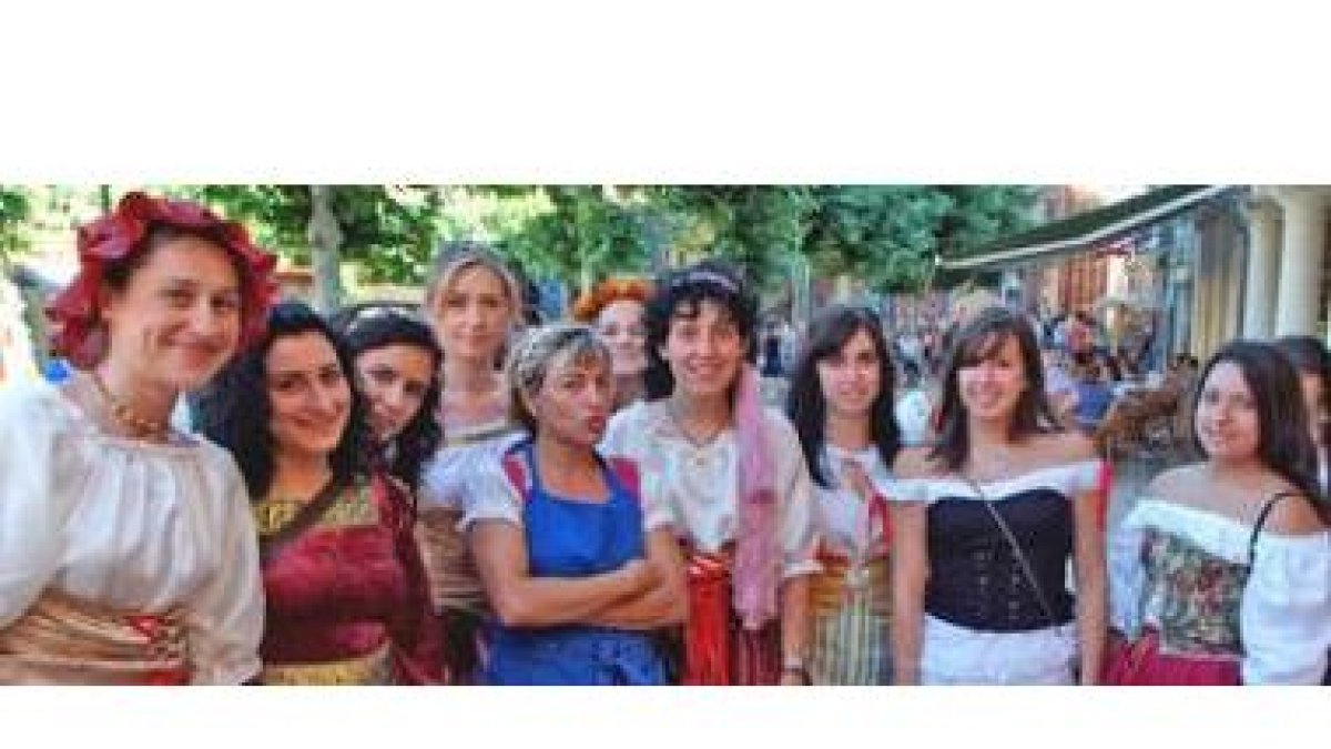 Un grupo de doncellas del siglo XXI en las calles de Sahagún disfrutando de las tretas de los aspira