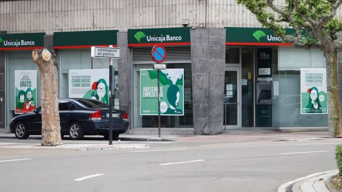 Sucursal de Unicaja Banco en León. RAMIRO