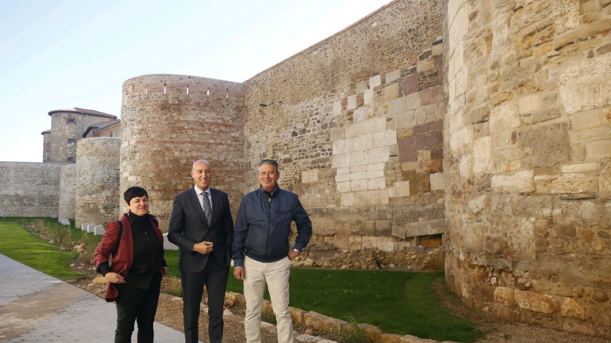 La arquitecta de la obra, el alcalde y el concejal de Urbanismo, ante el nuevo espacio verde. FERNANDO OTERO