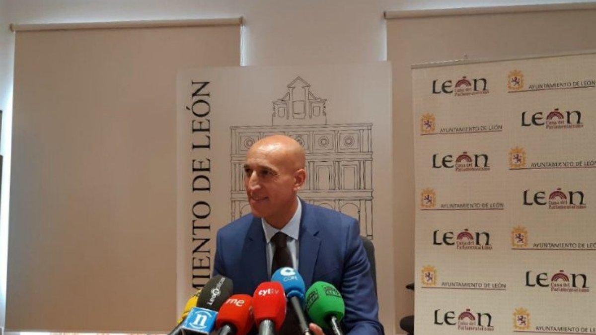 José Antonio Diez, alcalde de León, en la rueda de prensa. DL