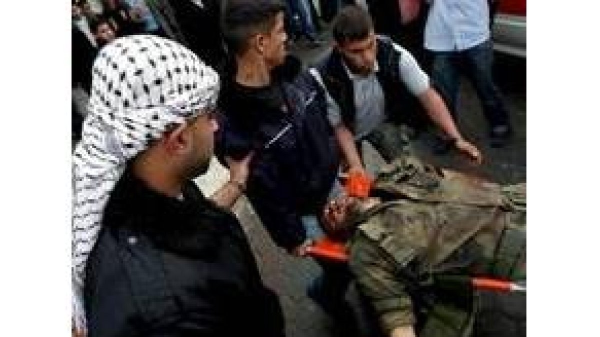 Un grupo de palestinos traslada a un militante de Hamás muerto