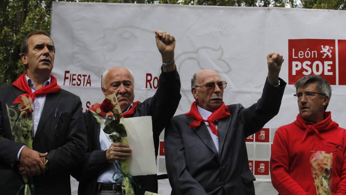 Alonso y Fernández, a ambos lados de dos militantes homenajeados por sus 20 años en el partido.