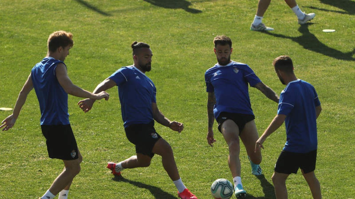 La SD Ponferradina aún no tiene fecha para la vuelta a los entrenamientos con los que iniciar la pretemporada. L. DE LA MATA