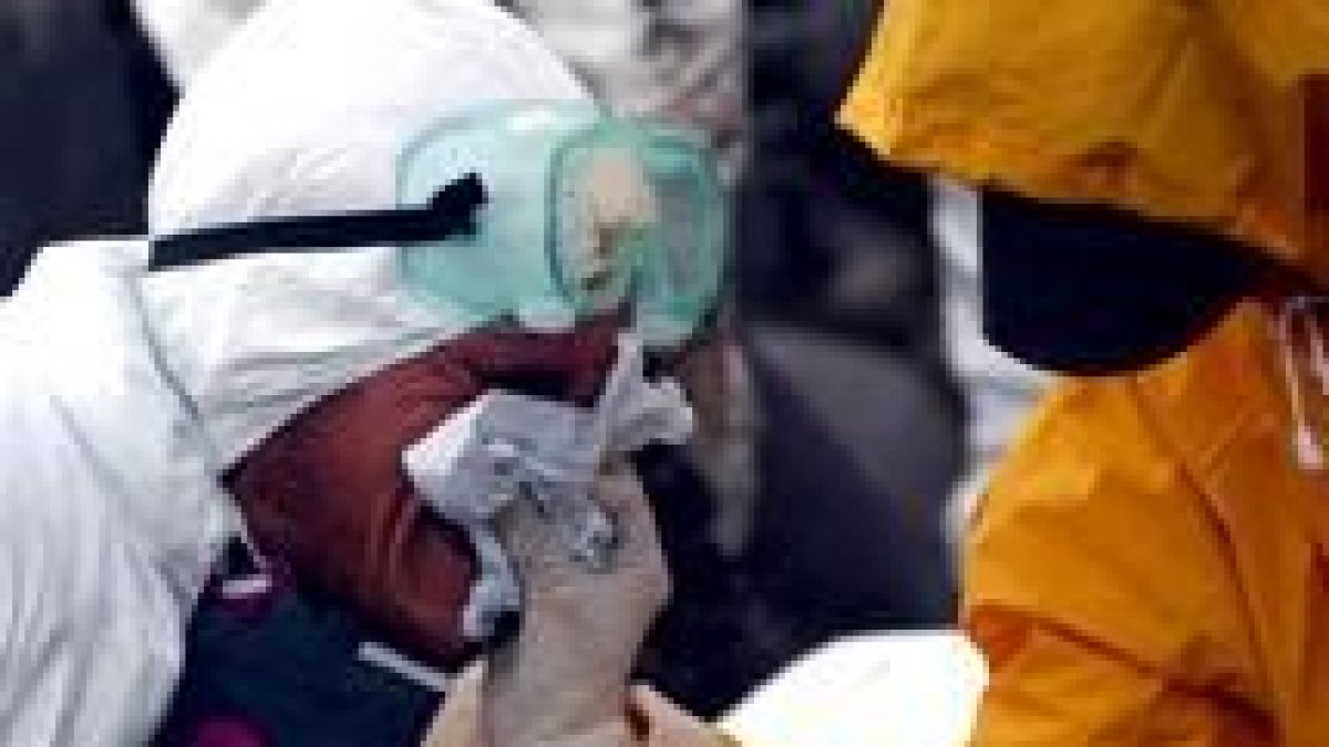 Un voluntario es auxiliado por un sanitario en el cabo de Touriñán
