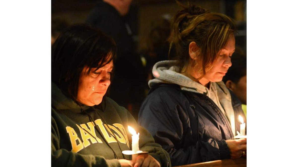 Dos mujeres participan en una vigilia.