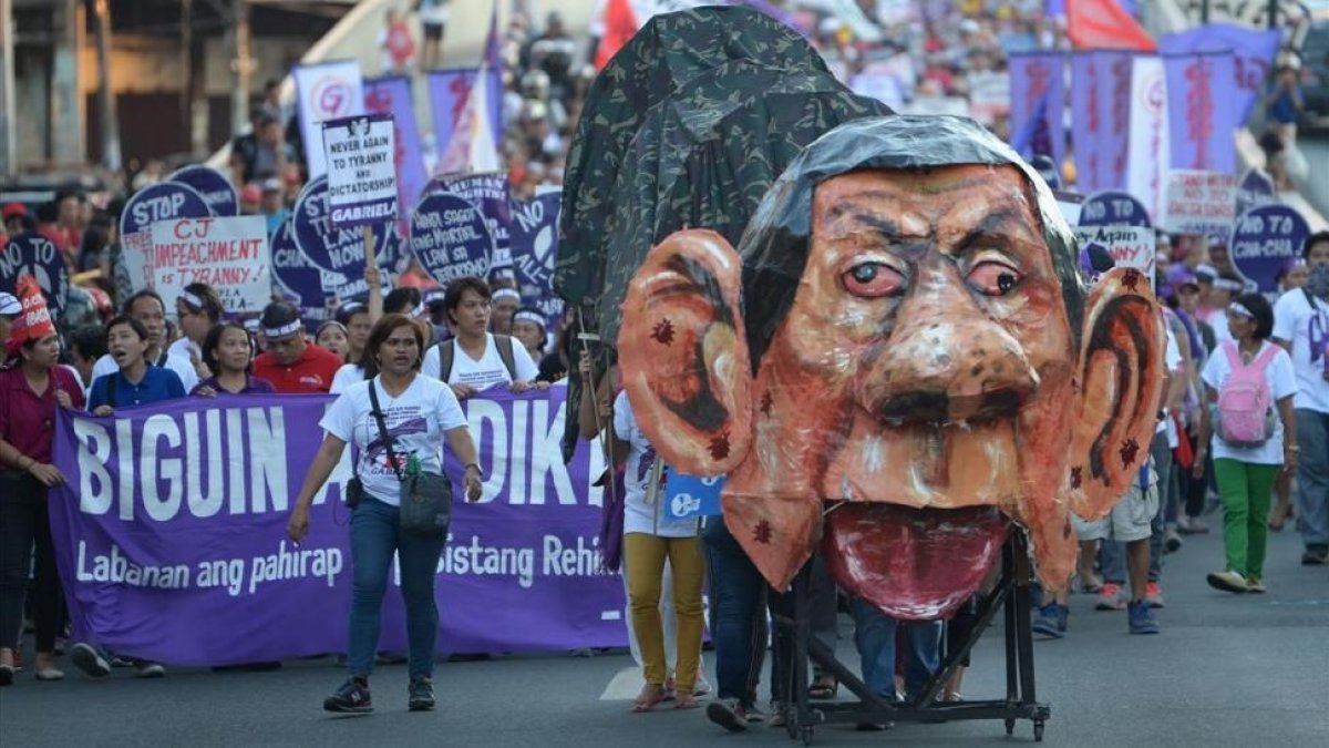 Manifestantes en Manila durante el Día Internacional de la Mujer empujando una efigie del presidente filipino, Rodrigo Duterte