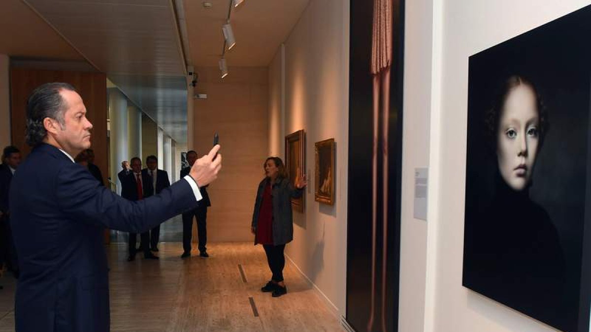 El presidente de Abanca haciendo una foto a la exposición. J. CASARES