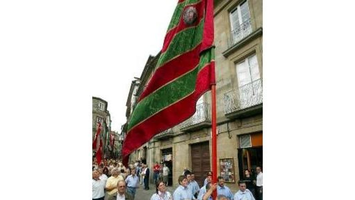 Uno de los pendones leoneses en el recorrido por las calles de Santiago de Compostela