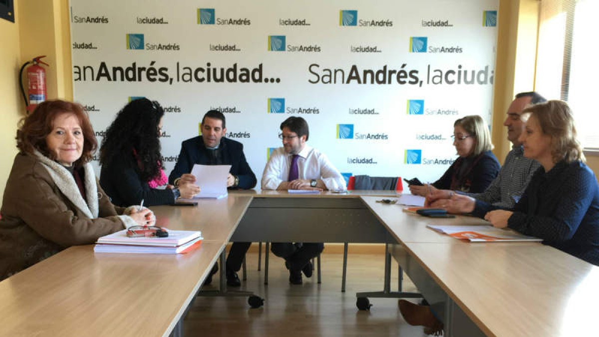 Los representantes de IU, PP, PAL, PSOE, UPL y C’s, ayer en la reunión de la Junta de Portavoces. DL