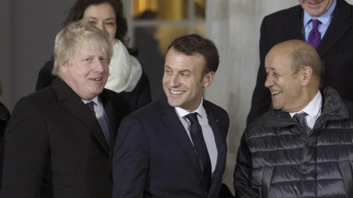 El ministro de Asuntos Exteriores, Boris Johnson, al lado del primer ministro francés, Emmanuel Macron durante la cumbre sobre seguridad, inmigración y cooperación en defensa que ha tenido lugar este jueves en la Real Academia Militar de Sandhurst.  / AP