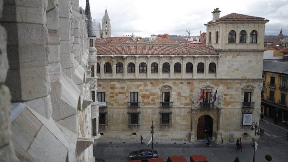 Fachada del Palacio de los Guzmanes, sede de la Diputación. RAMIRO