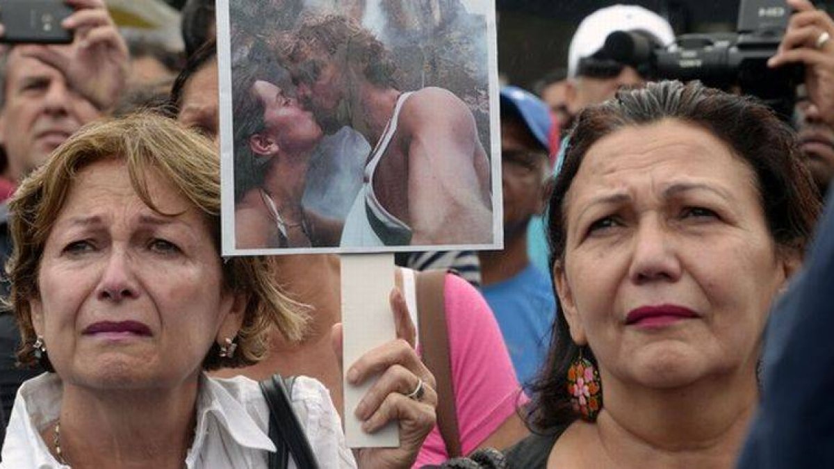 Dos mujeres, con una foto de la actriz Mónica Spear, participan en Caracas en una protesta contra la inseguridad ciudadana.