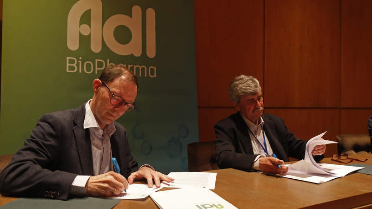 Ignacio Urbelz y Juan Francisco García Marín firman el convenio para la transferencia del conocimiento y la captación de talento. FERNANDO OTERO