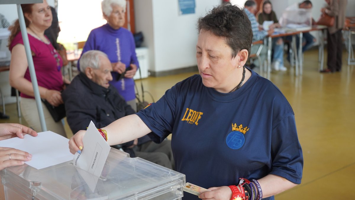 Isabel Gutiérrez, usuaria de Asprona, vota acompañada de una asistente personal. J. NOTARIO