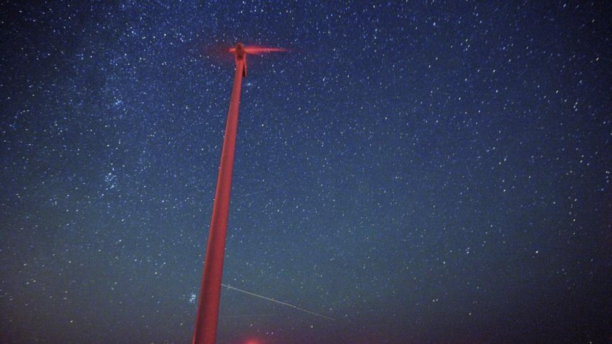 Fotografía que muestra una lluvia de estrellas sobre un molino de viento en el Parque eólico Saint Nikola en Kavarna Bulgaria en 2016.