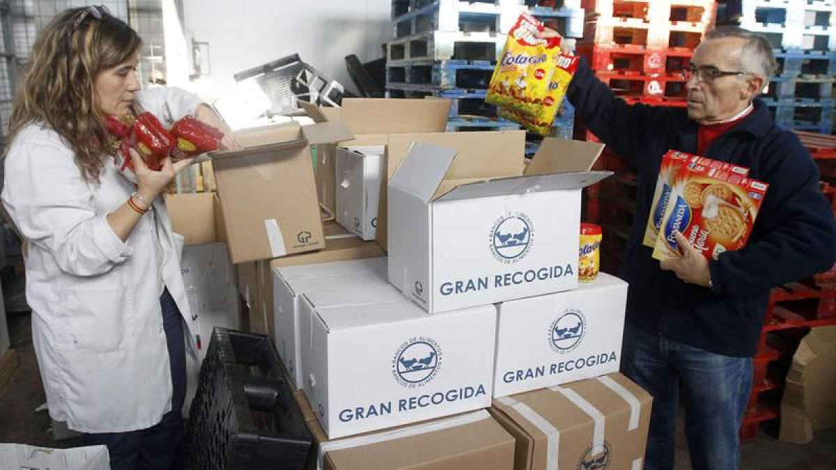 Los voluntarios ordenaron decenas de cajas.