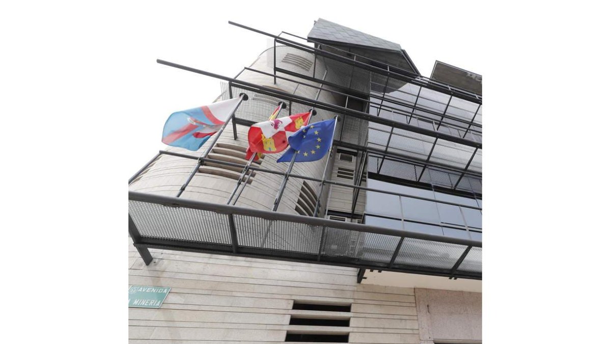 Banderas de la sede del Consejo Comarcal del Bierzo, en Ponferrada. L. DE LA MATA