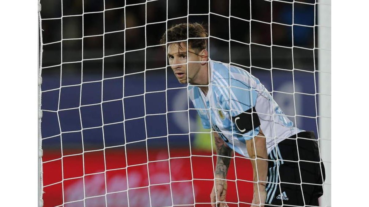 Messi es la gran esperanza de Argentina para ganar a los chilenos en la final de mañana.