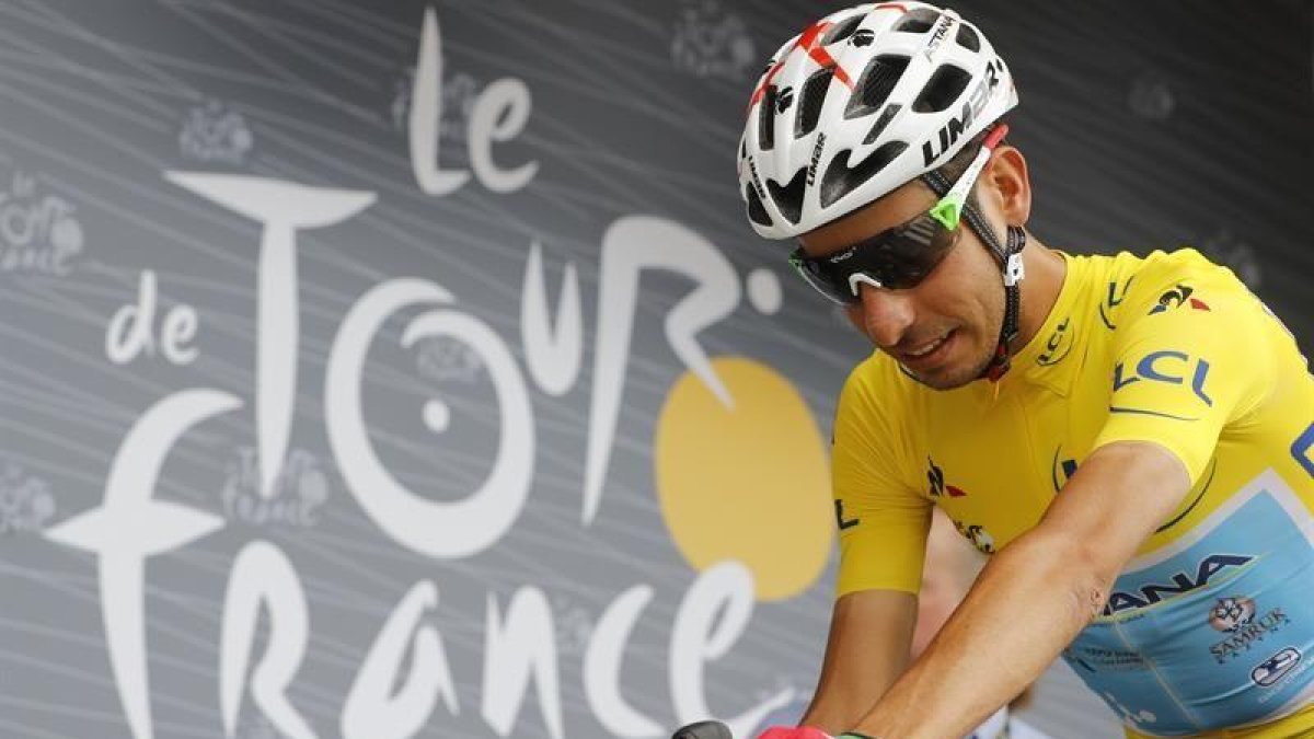 El líder de la general, el piloto italiano Fabio Aru, del equipo Astana, se prepara para participar en la 13ª etapa del Tour de Francia en Saint-Girons (Francia).