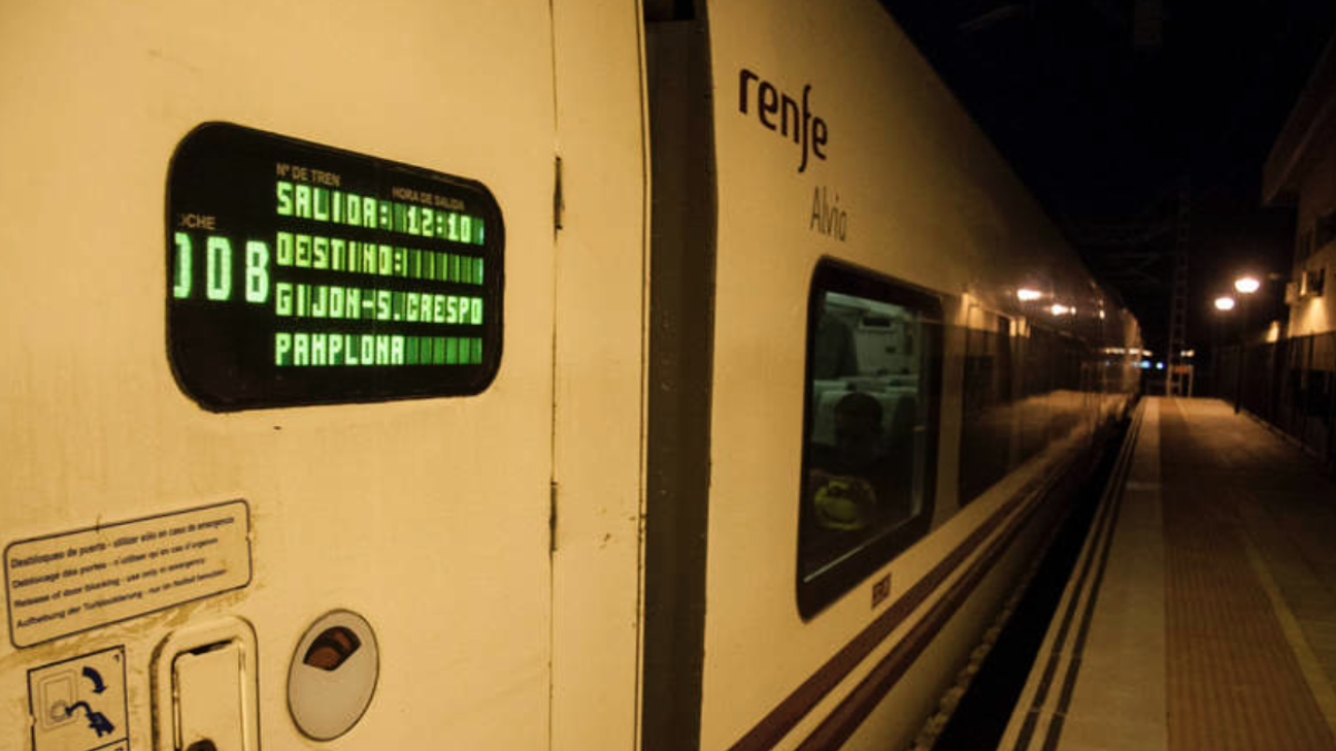 Problemas en el intercambiador de Vilecha mantienen atrapados a decenas de viajeros en uno de los días con más usuarios del tren. DL