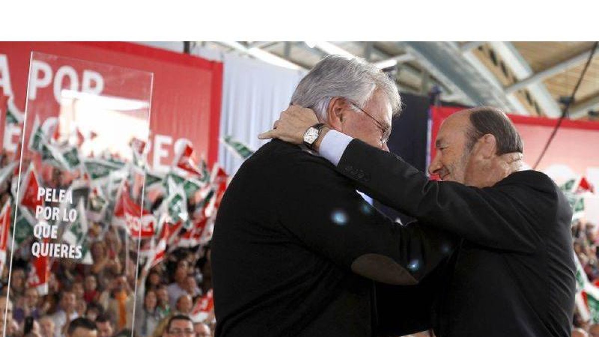 El candidato socialista a la Moncloa, Alfredo Pérez Rubalcaba (d), se abraza con el expresidente del Gobierno, Felipe González (i), durante el mitin del PSOE celebrado hoy en Dos Hermanas, Sevilla.