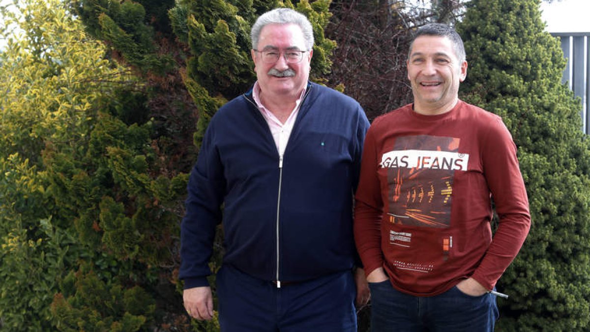 Ángel Rivero, presidente de la Federación de Lucha Leonesa, junto a Héctor de Castro, responsable de un centro de tecnificación fundamental en formar luchadores. RAMIRO