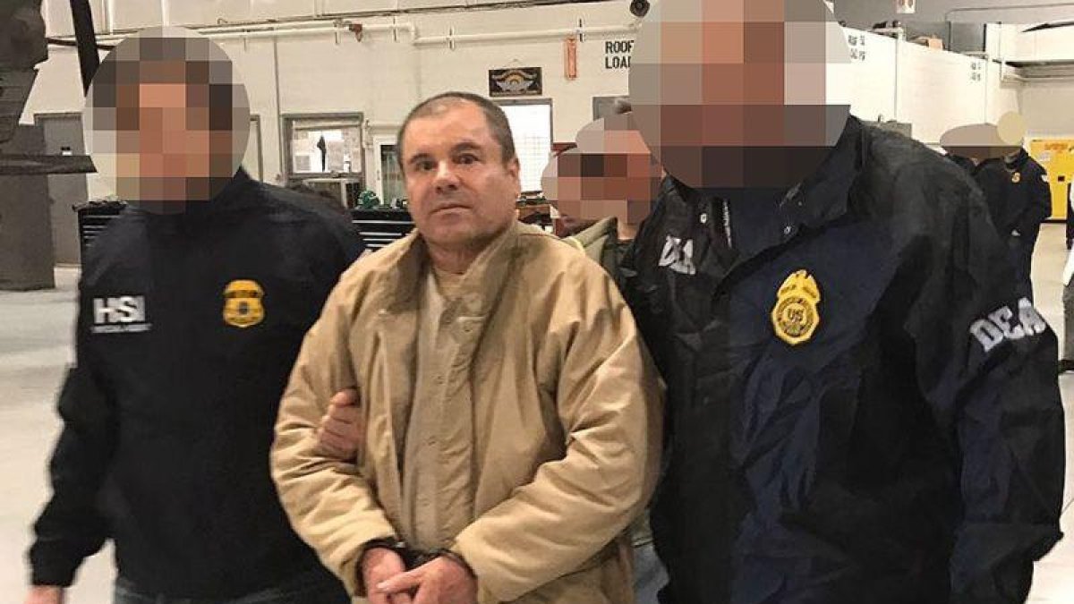 El Chapo Guzmán custodiado por dos policías en Nueva York.