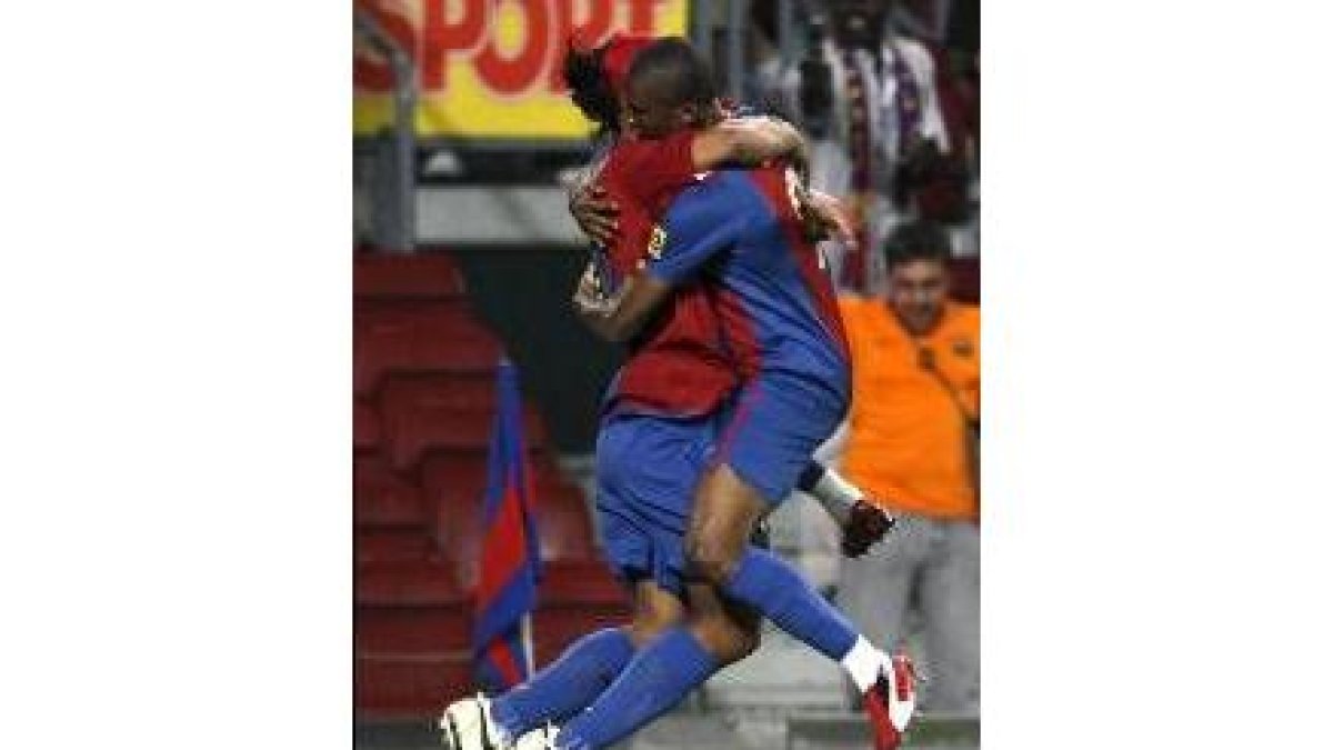 Eto'o y Ronaldinho se funden en un abrazo tras meter un gol al Getafe