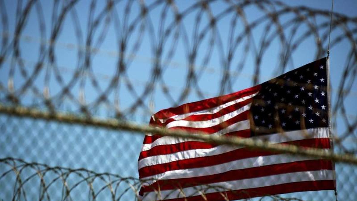 La bandera americana ondea en la prisión de Guantánamo, en una imagen de archivo. MIKE BROWN