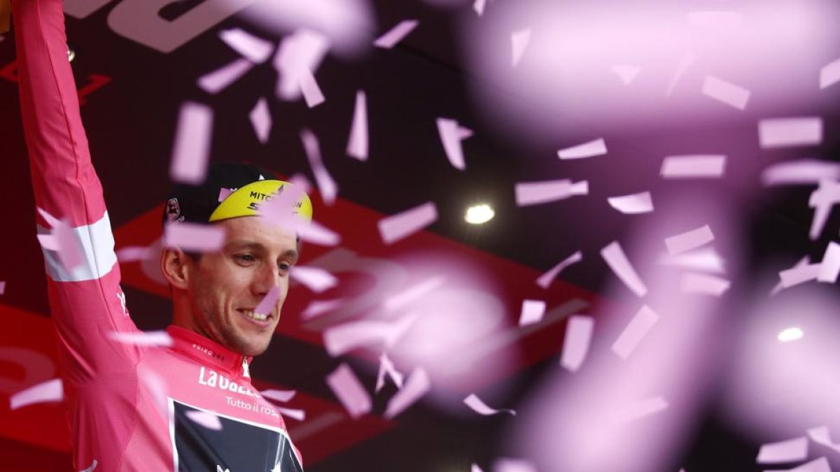 Simon Yates, este viernes, en el podio del Giro.