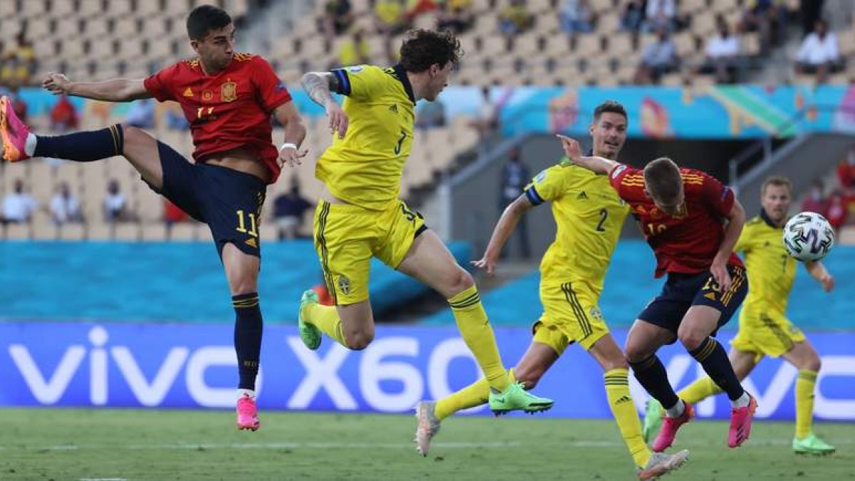 Dani Olmo cabecea el balón hacia el marco de Suecia. El mediapunta español dispuso de una clara ocasión que desbarató el cancerbero y que pudo ser el 1-0 para una España que al final no pudo sumar los tres puntos. HUESCA