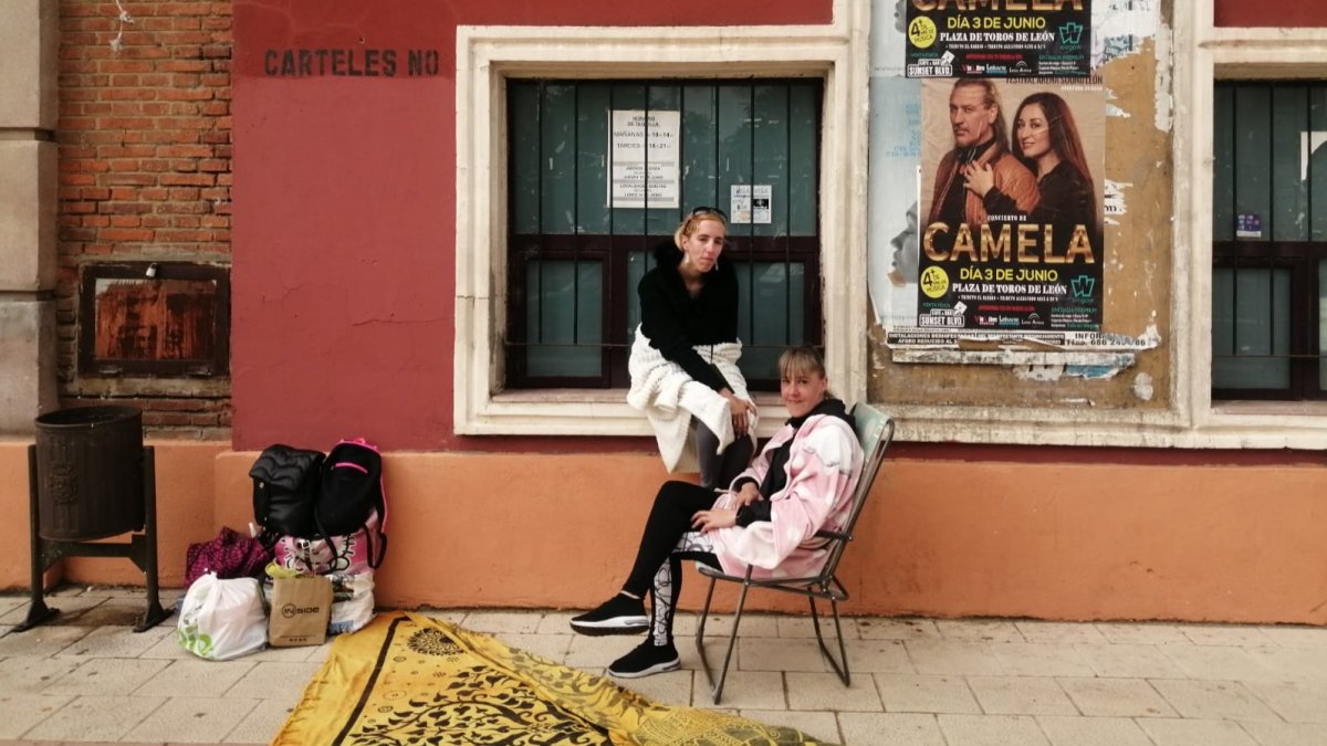 Mónica Torices y Sonia Arce espran desde la madrugada en la plaza de toros de León para ver hoy el concierto de Camela. P.R.