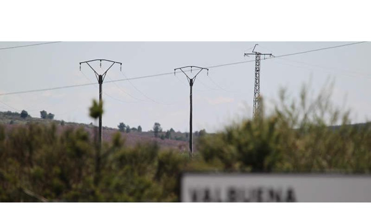 Tendidos eléctricos en los montes del municipio de Villagatón. SECUNDINO PÉREZ