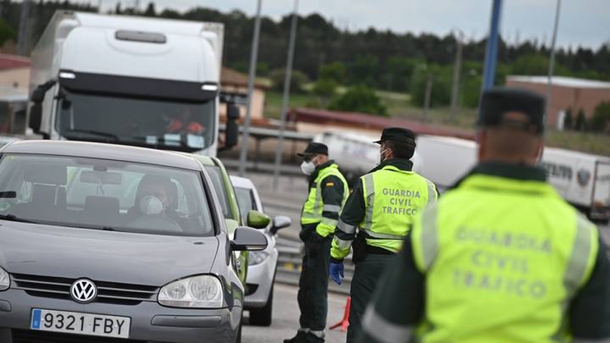 Miembros de la Guardia Civil realizan un control de carretera. FERNANDO VILLAR