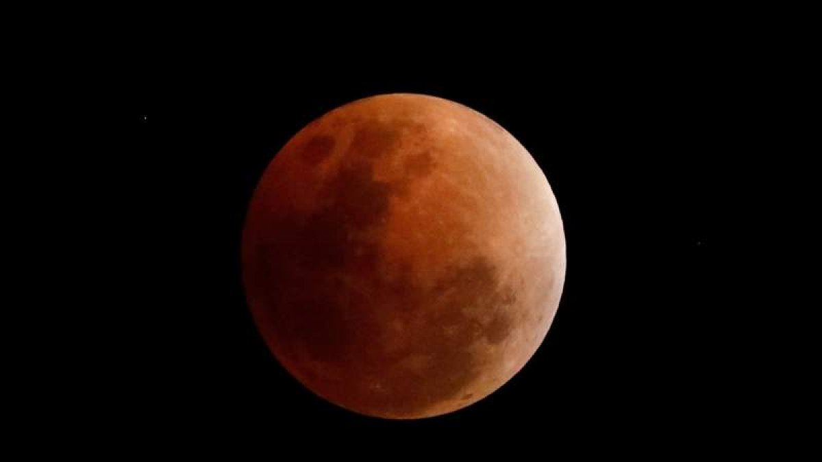 La Luna adquirirá esta noche un color rojizo debido a la alineación de Marte con el satélite, la Tierra y el Sol. ROLEX DELA PENA