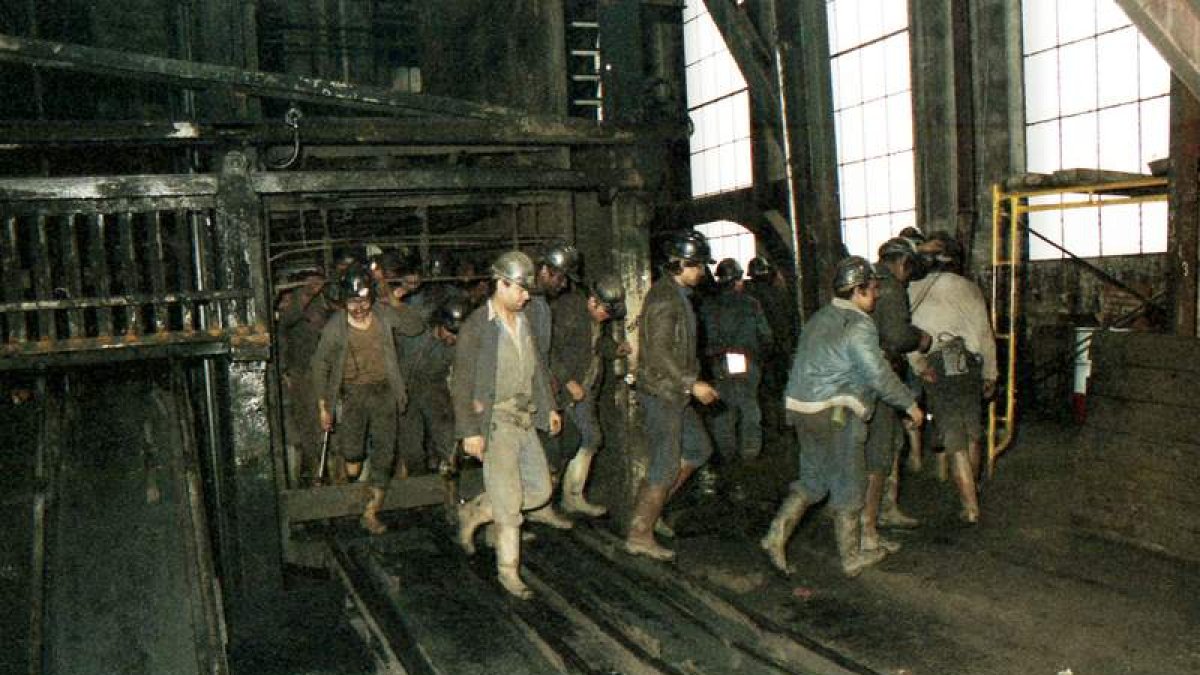 Una escena del pasado minero de Sabero. Salida de la jaula del Pozo Herrera II, en Sotillos. DL