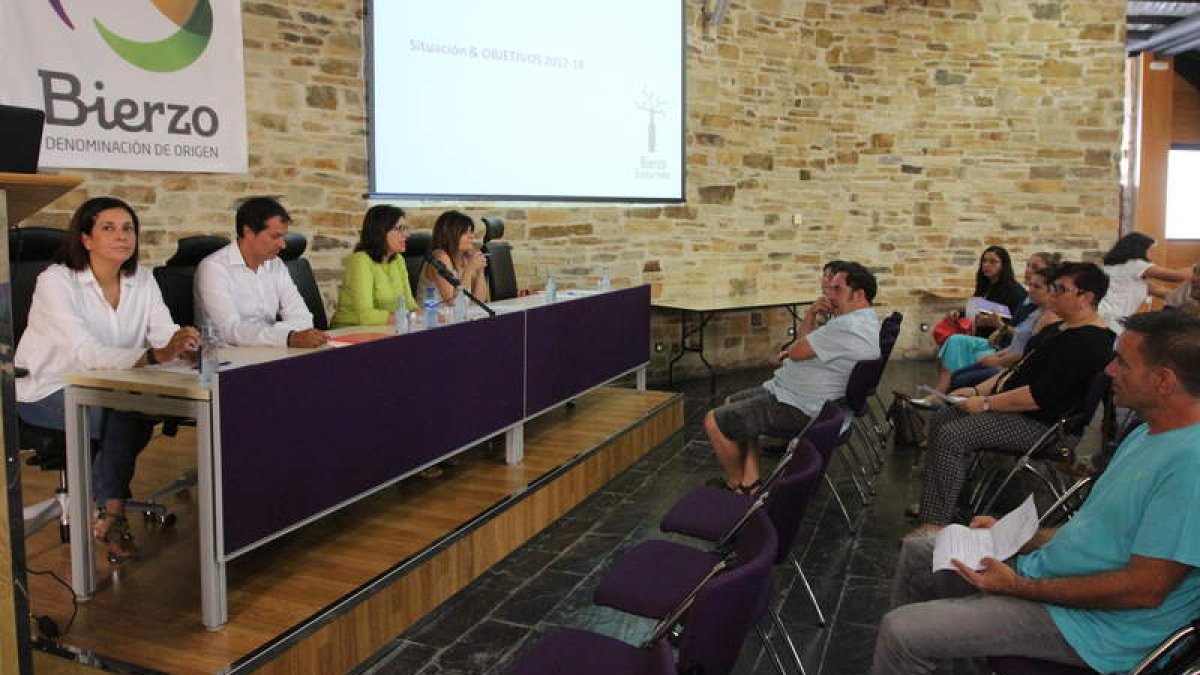 La asamblea de Bierzo Enoturismo se celebró en la sede de la DO Bierzo, en Cacabelos. ANA F. BARREDO