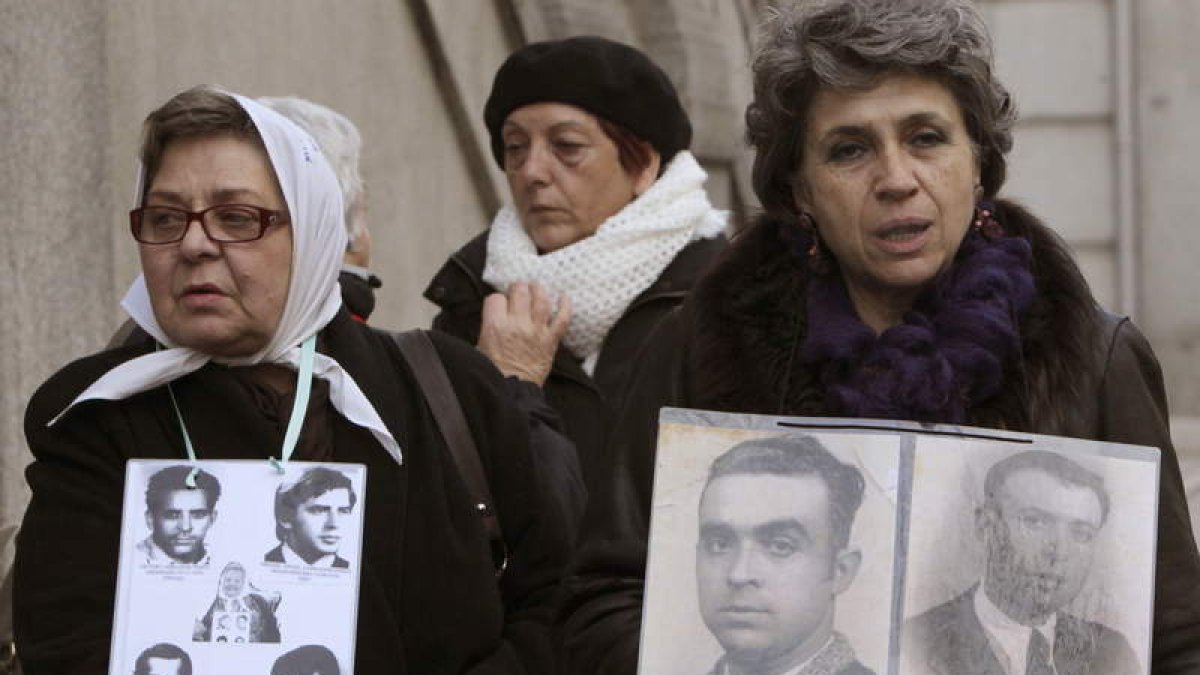 Manifestantes con retratos de víctimas del franquismo en una imagen de archivo.