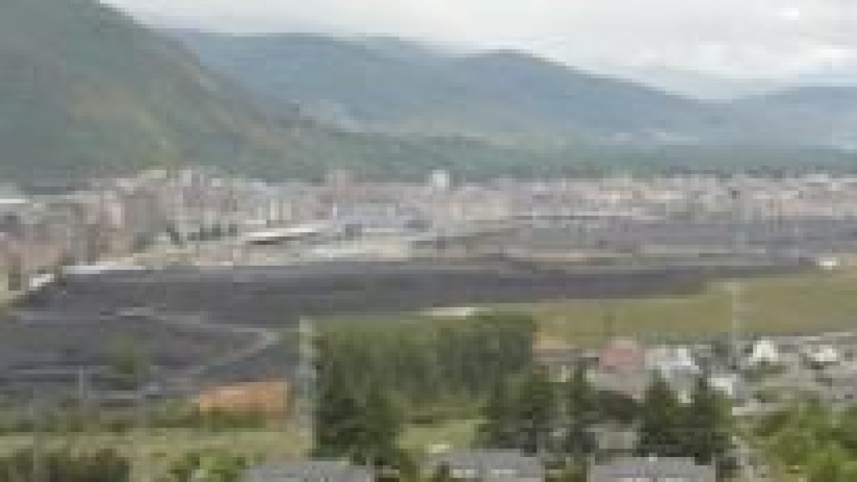 La montaña de carbón desaparecerá del entramado urbano en un plazo de seis meses, según el alcalde