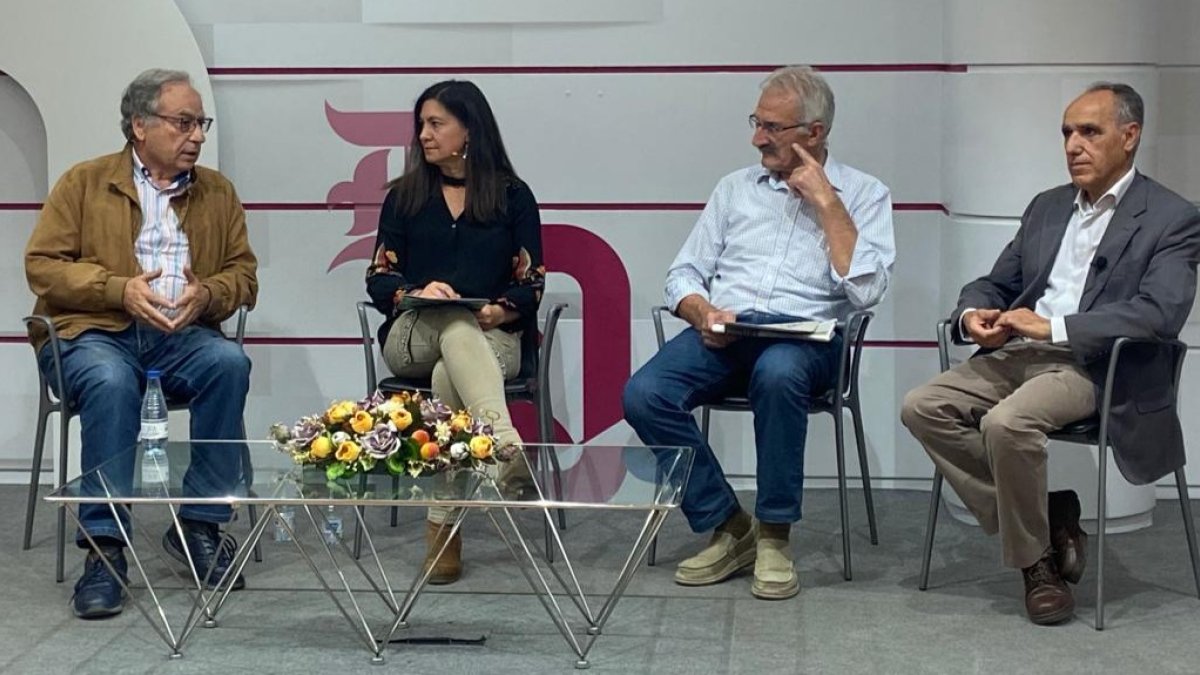 Tomás Vaca, Pilar Infiesta, Urbano Seco y Juan José Alonso Perandones, en la mesa Formación y Cultura. RAMIRO
