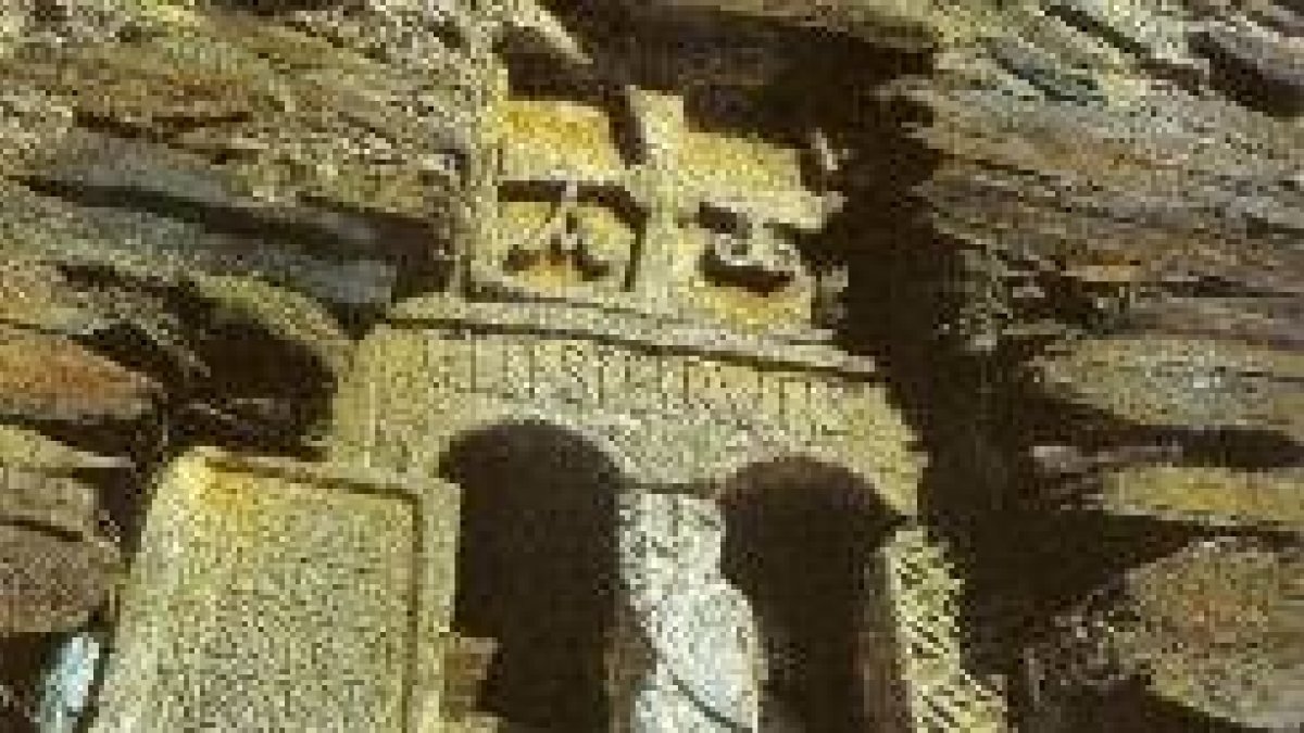 Detalle del bajorrelieve visigodo, con la lápida robada a la izquierda